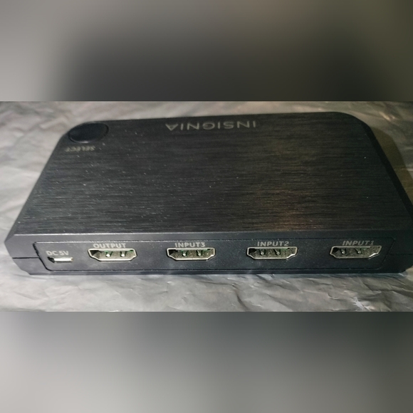 Insignia 3 Port HDMI Switch With 4K 60Hz And HDR Pass Through -Black - Picture 2 of 4